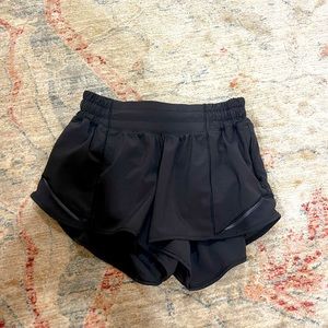 lululemon 2.5in hotty hot shorts